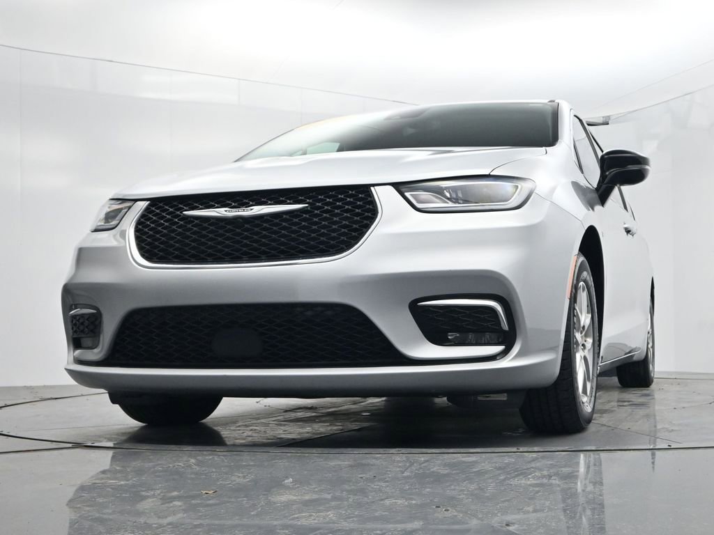 Used 2024 Chrysler Pacifica Touring-L image 39