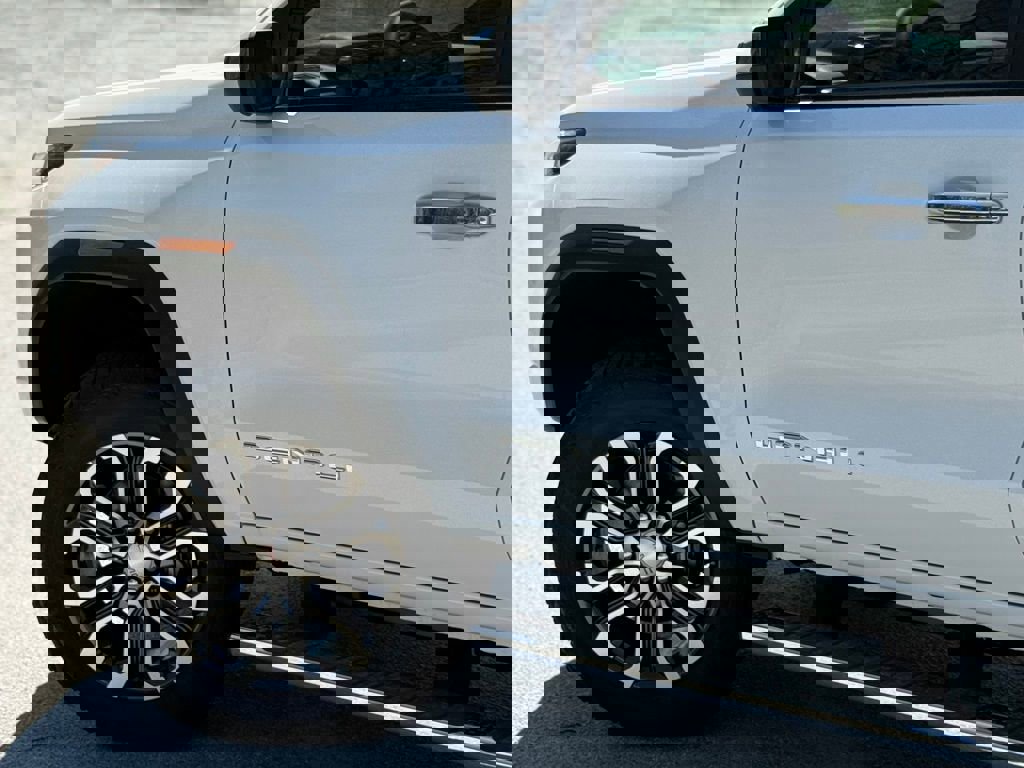 New 2026 GMC Canyon Denali image 8