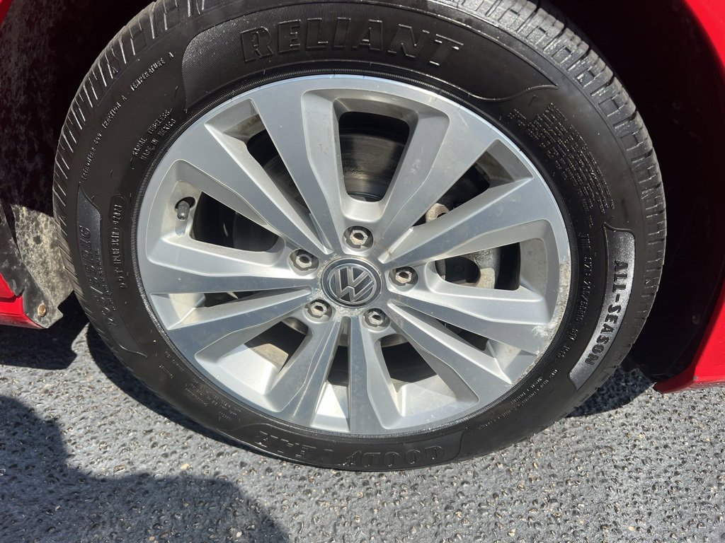 Used 2018 Volkswagen Golf SE image 37