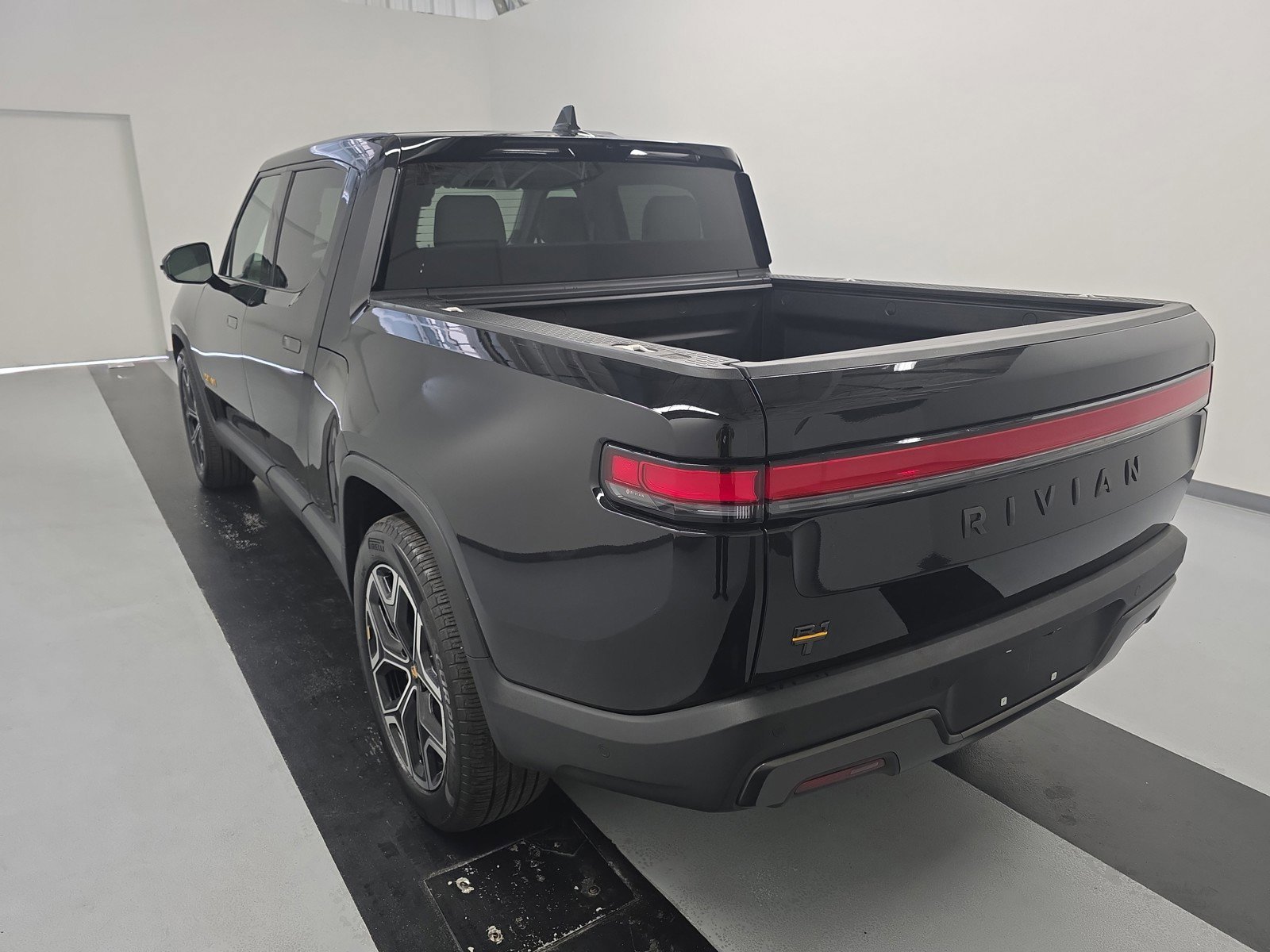 Used 2025 Rivian R1T Premium AWD/4WD image 3