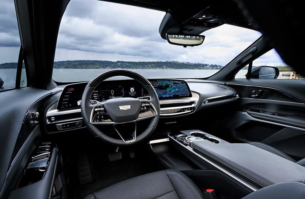 Used 2024 Cadillac Lyriq Luxury AWD/4WD image 2