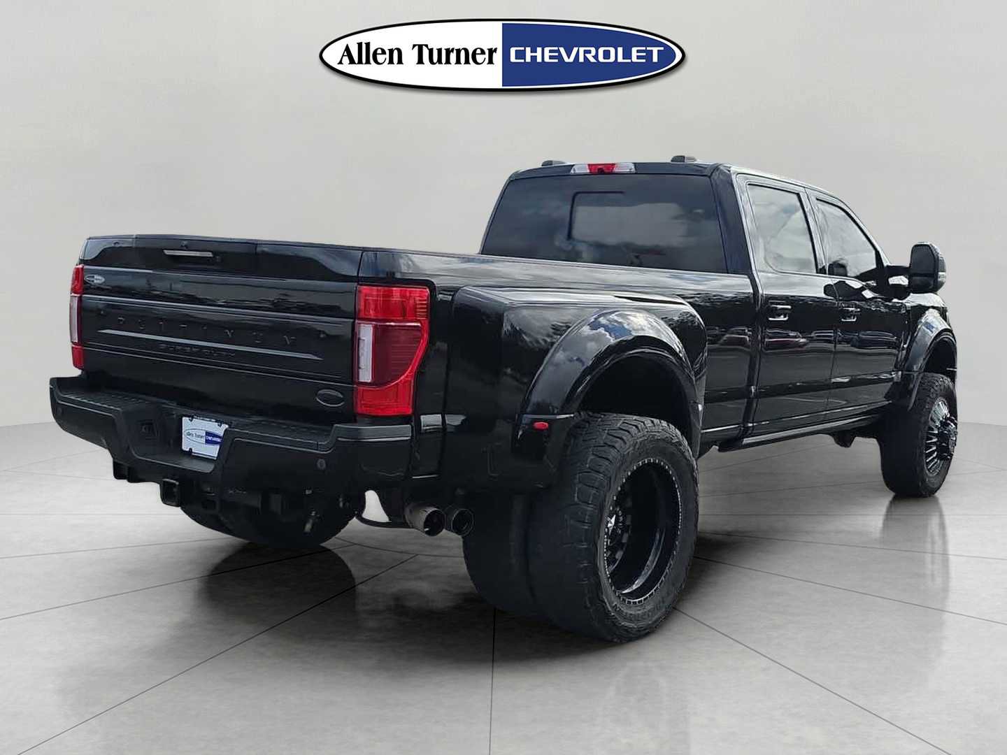 Used 2022 Ford F450 Platinum w/ FX4 Off-Road Package image 4