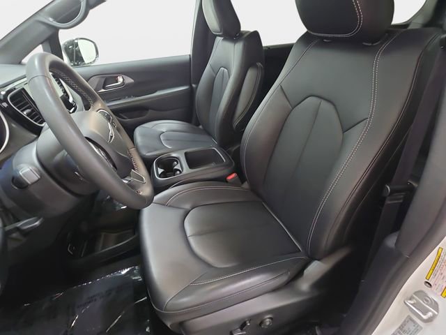 Used 2025 Chrysler Pacifica Select image 13