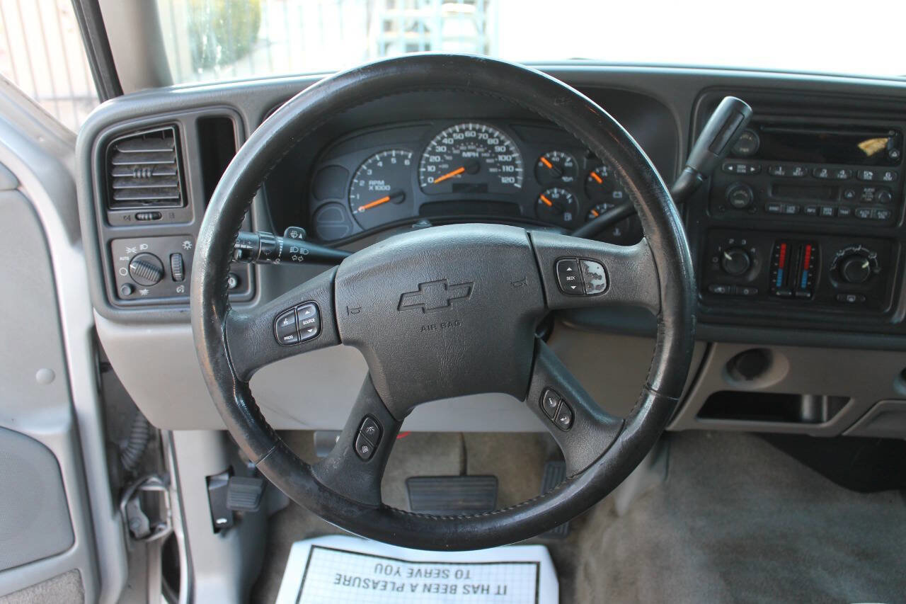 Used 2005 Chevrolet Suburban LS image 39