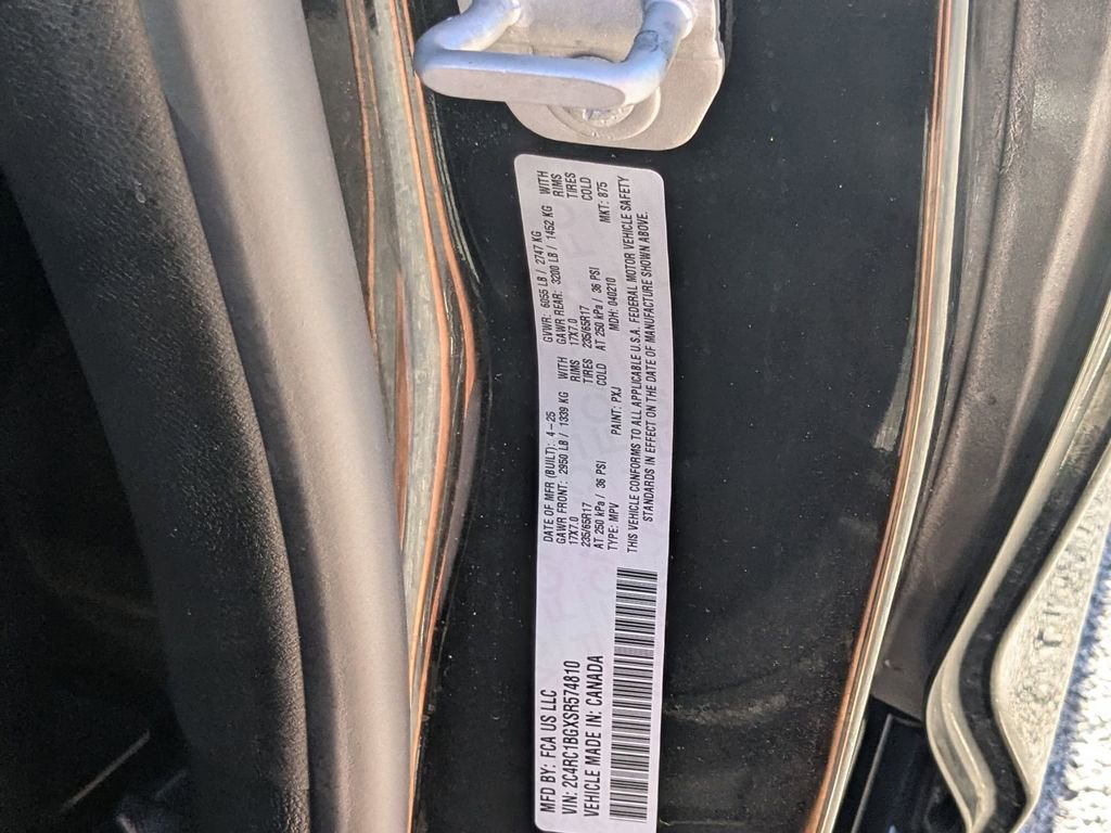 Used 2025 Chrysler Pacifica Select image 32