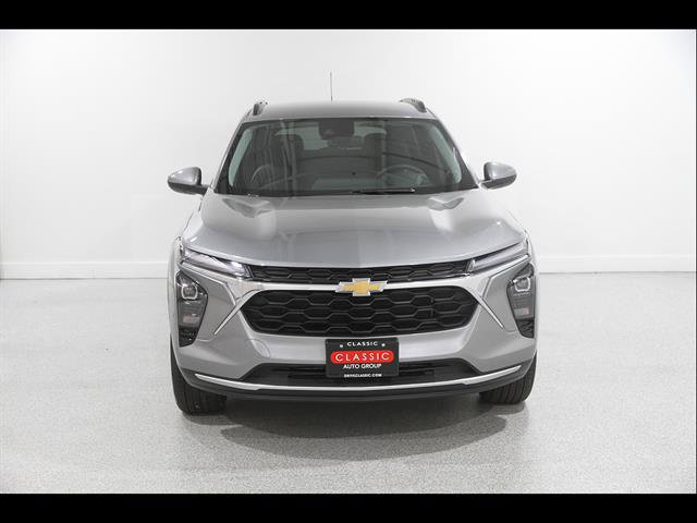 Used 2024 Chevrolet Trax LT w/ Driver Confidence Package FWD image 2