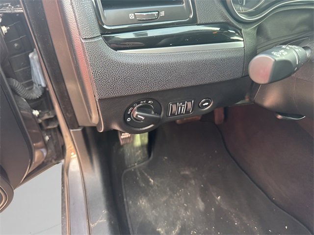 Used 2023 Chrysler 300 Touring w/ Sport Appearance Package image 9