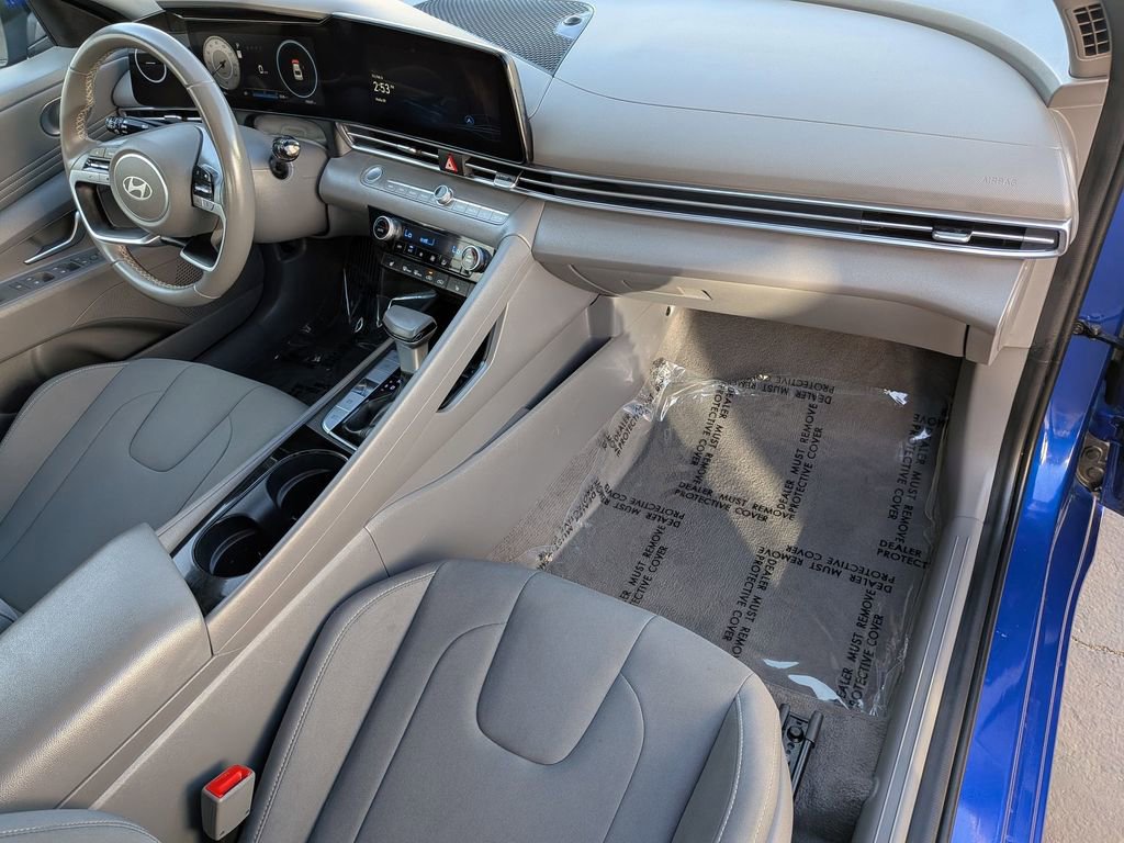 Used 2025 Hyundai Elantra SEL image 31