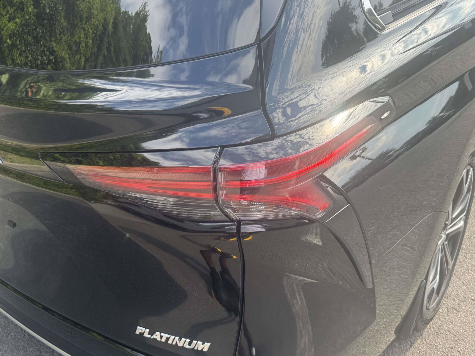 Certified 2025 Toyota Sienna Platinum FWD image 11