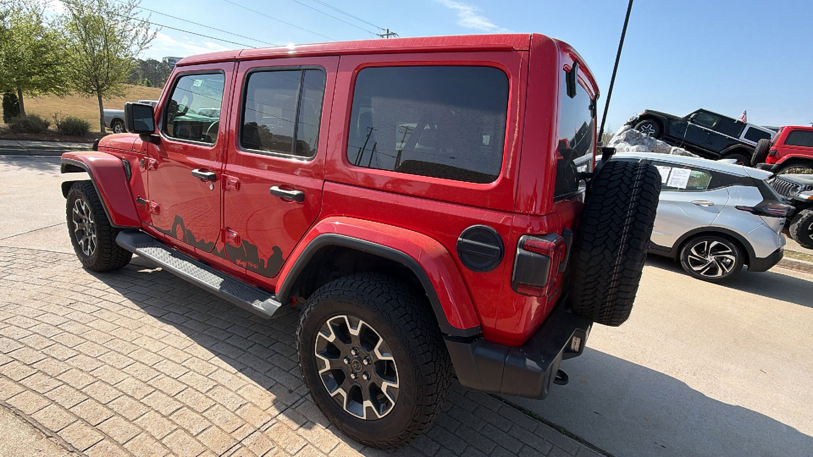 Used 2025 Jeep Wrangler Sahara w/ Dual Top Group AWD/4WD image 10