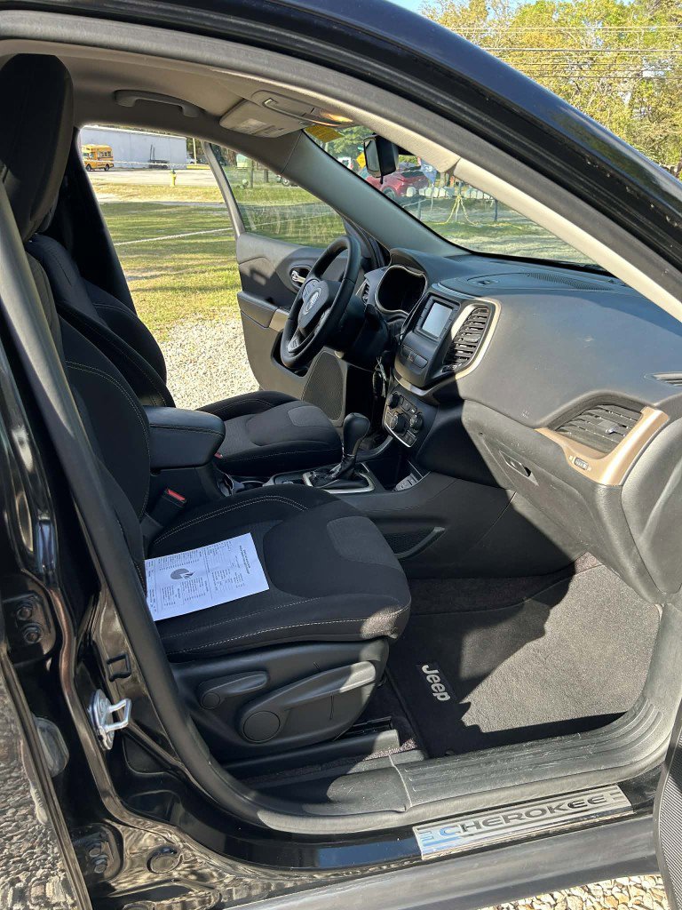 Used 2017 Jeep Cherokee Latitude FWD image 12