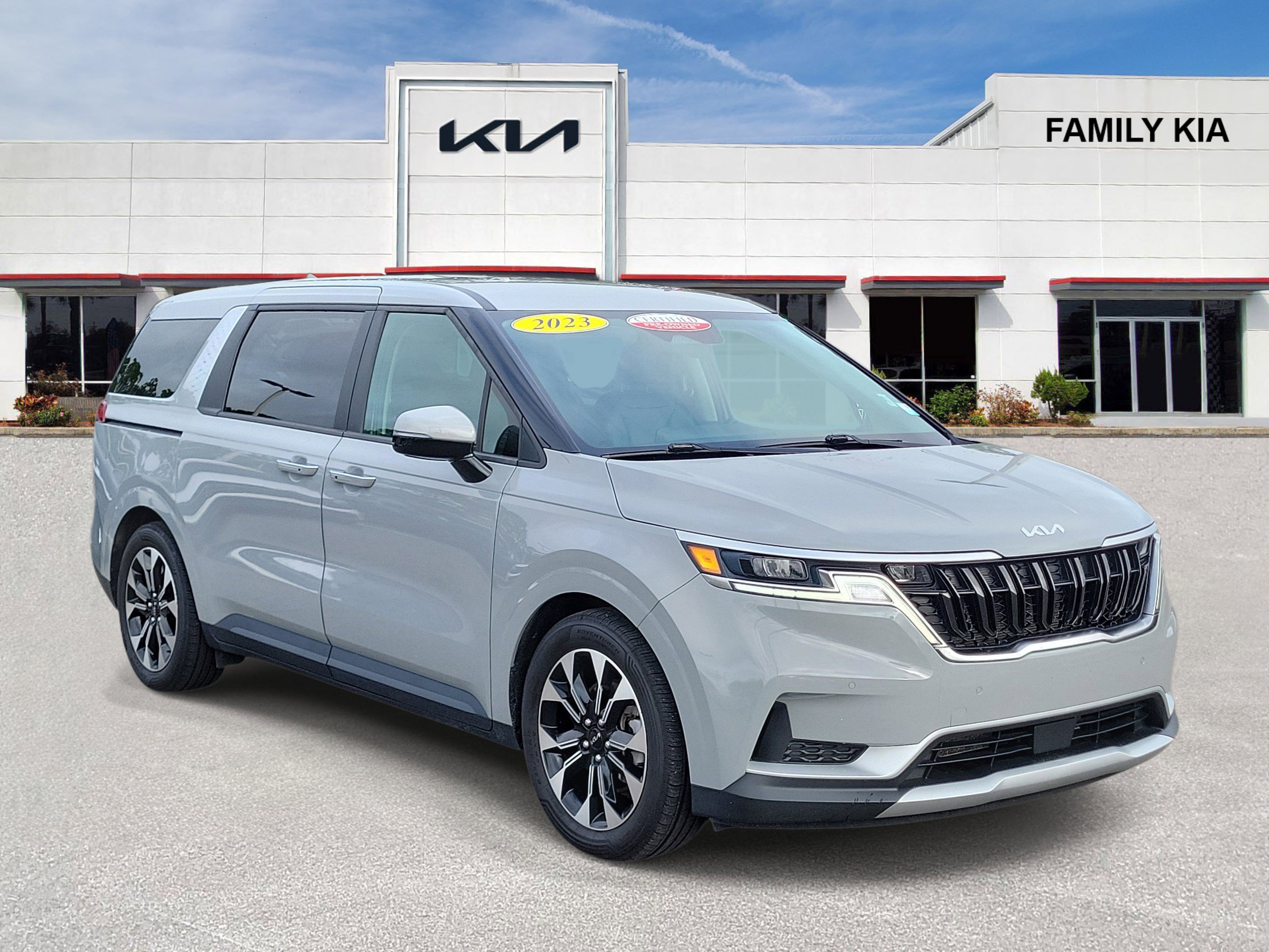 Used 2023 Kia Carnival EX FWD image 1