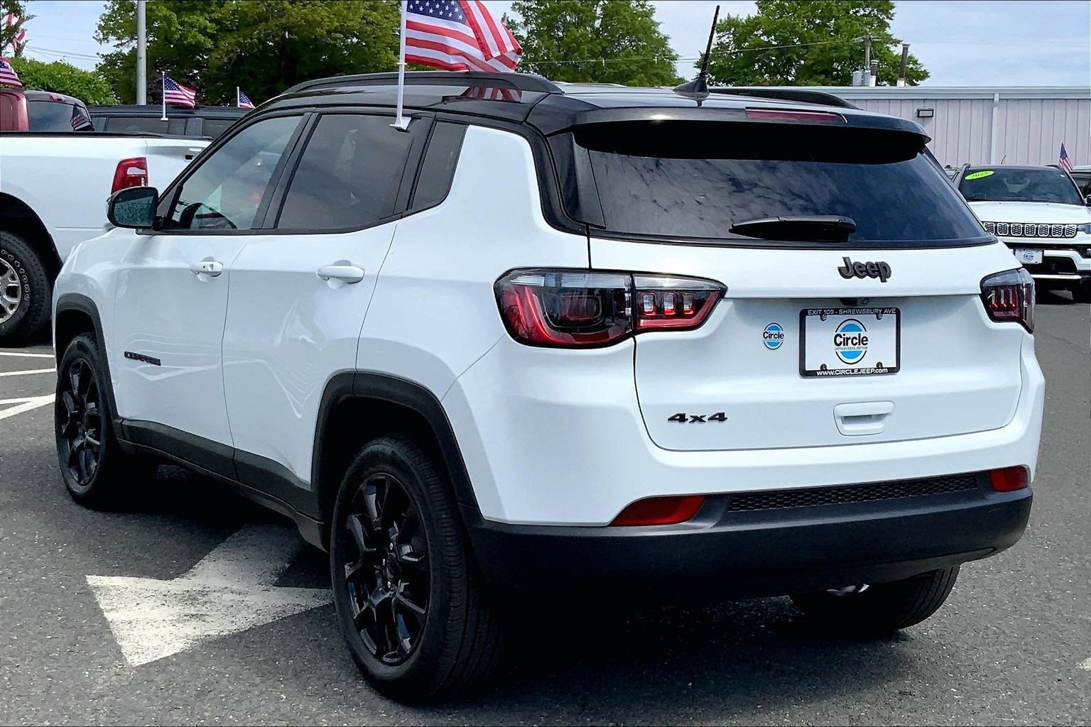 Used 2024 Jeep Compass Latitude w/ Convenience Group AWD/4WD image 9