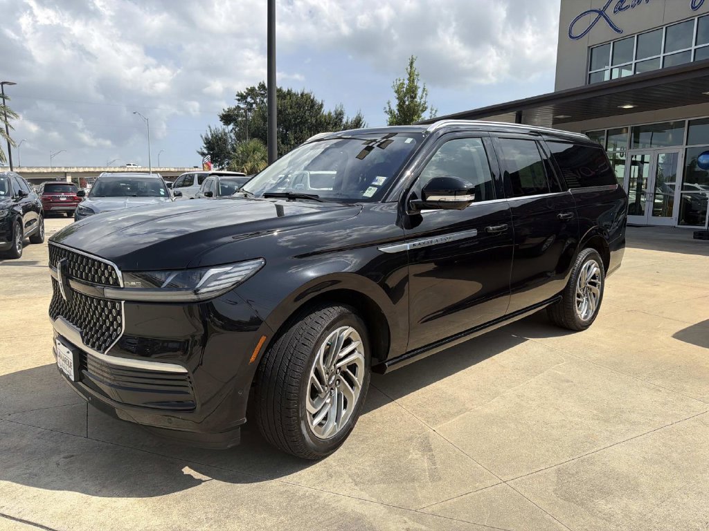 Certified 2025 Lincoln Navigator L Reserve AWD/4WD image 4