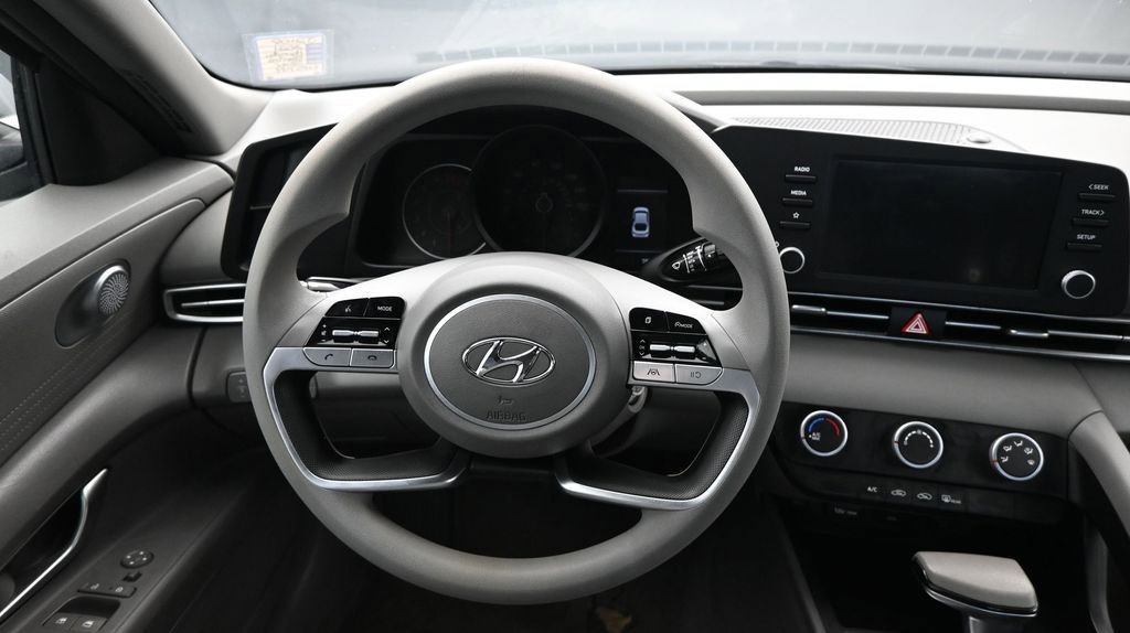 Used 2021 Hyundai Elantra SE FWD image 25