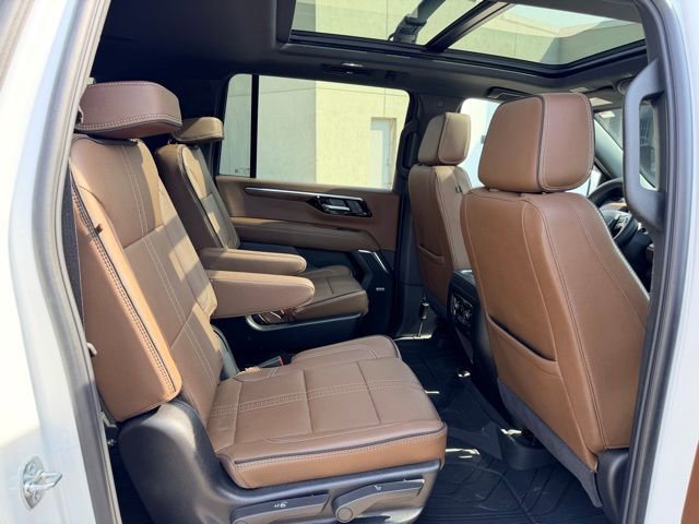Used 2025 Chevrolet Suburban High Country image 36