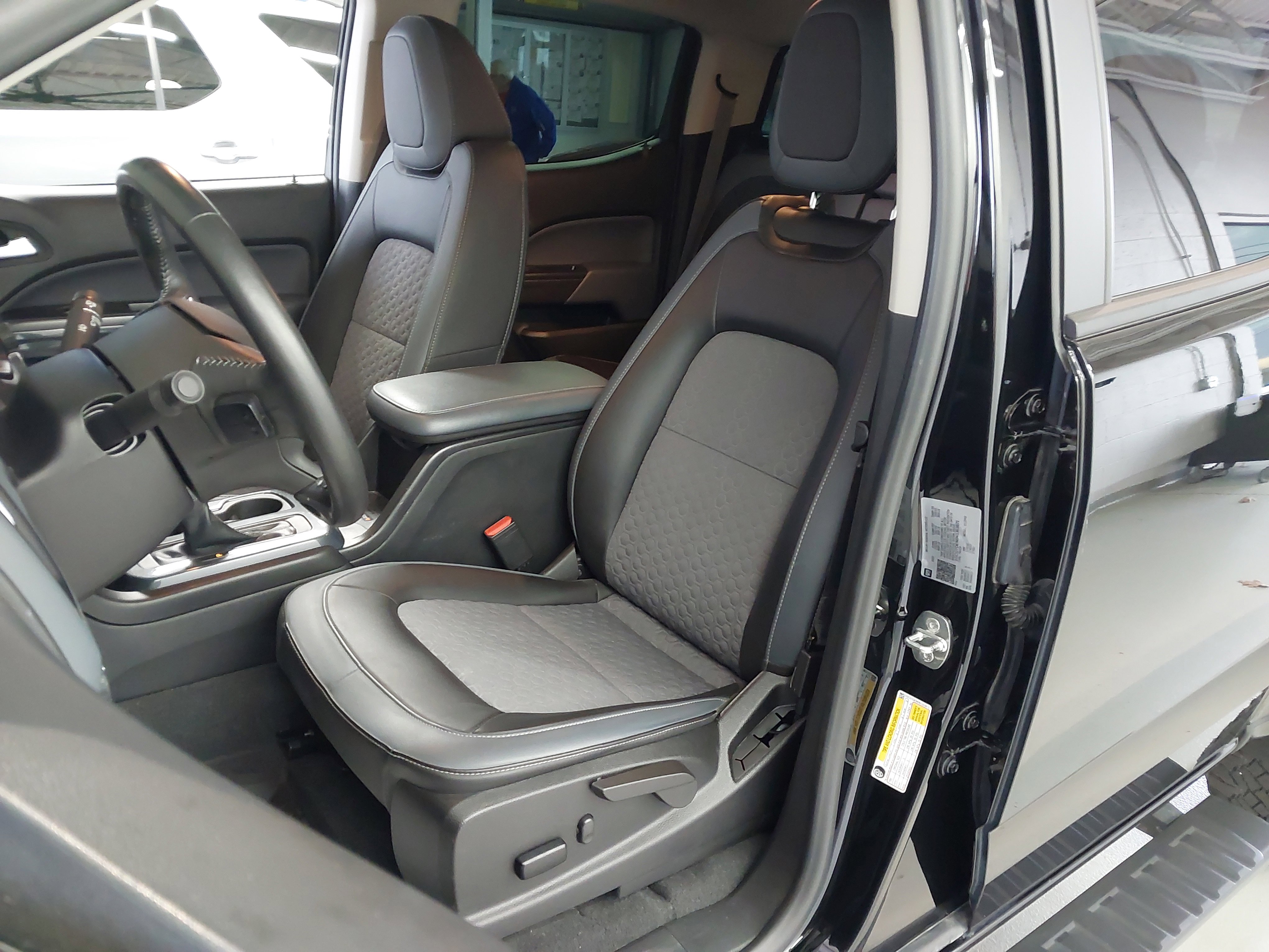 Used 2022 Chevrolet Colorado Z71 w/ Z71 Midnight Edition image 23