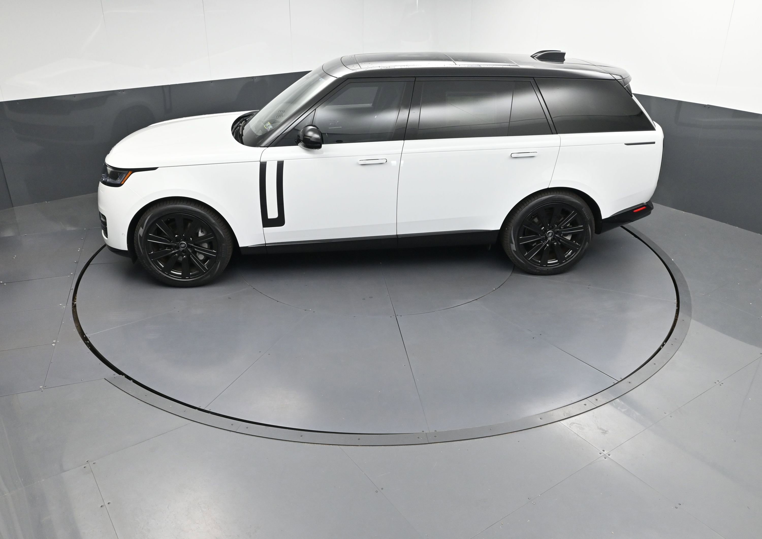 New 2025 Land Rover Range Rover Long Wheelbase SE image 31