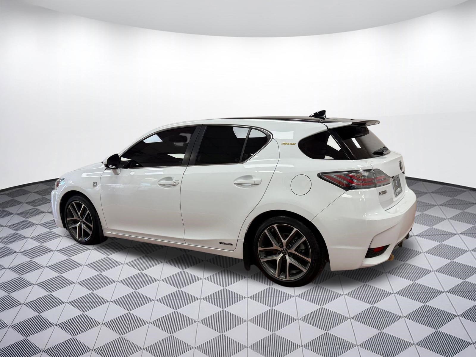Used 2017 Lexus CT 200h image 3