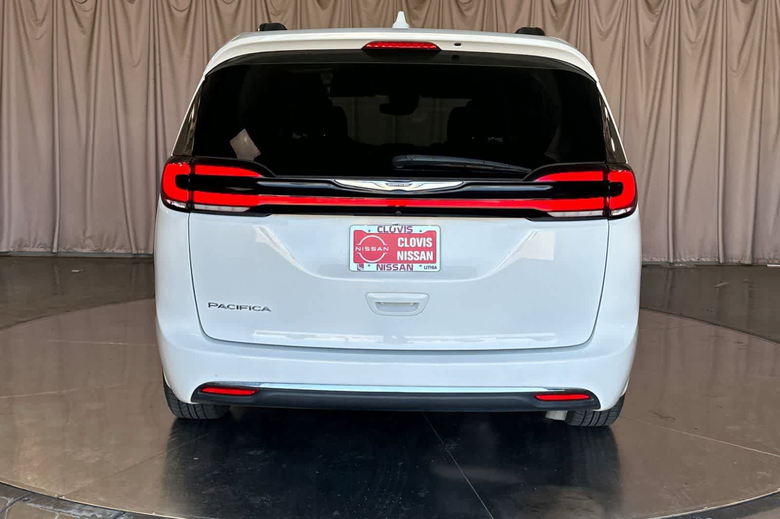 Used 2022 Chrysler Pacifica Touring-L image 8