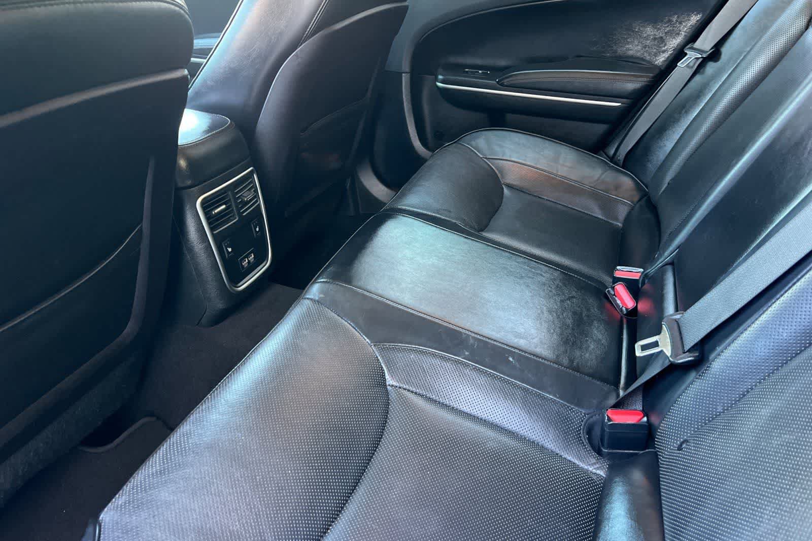Used 2019 Chrysler 300 Limited RWD image 5