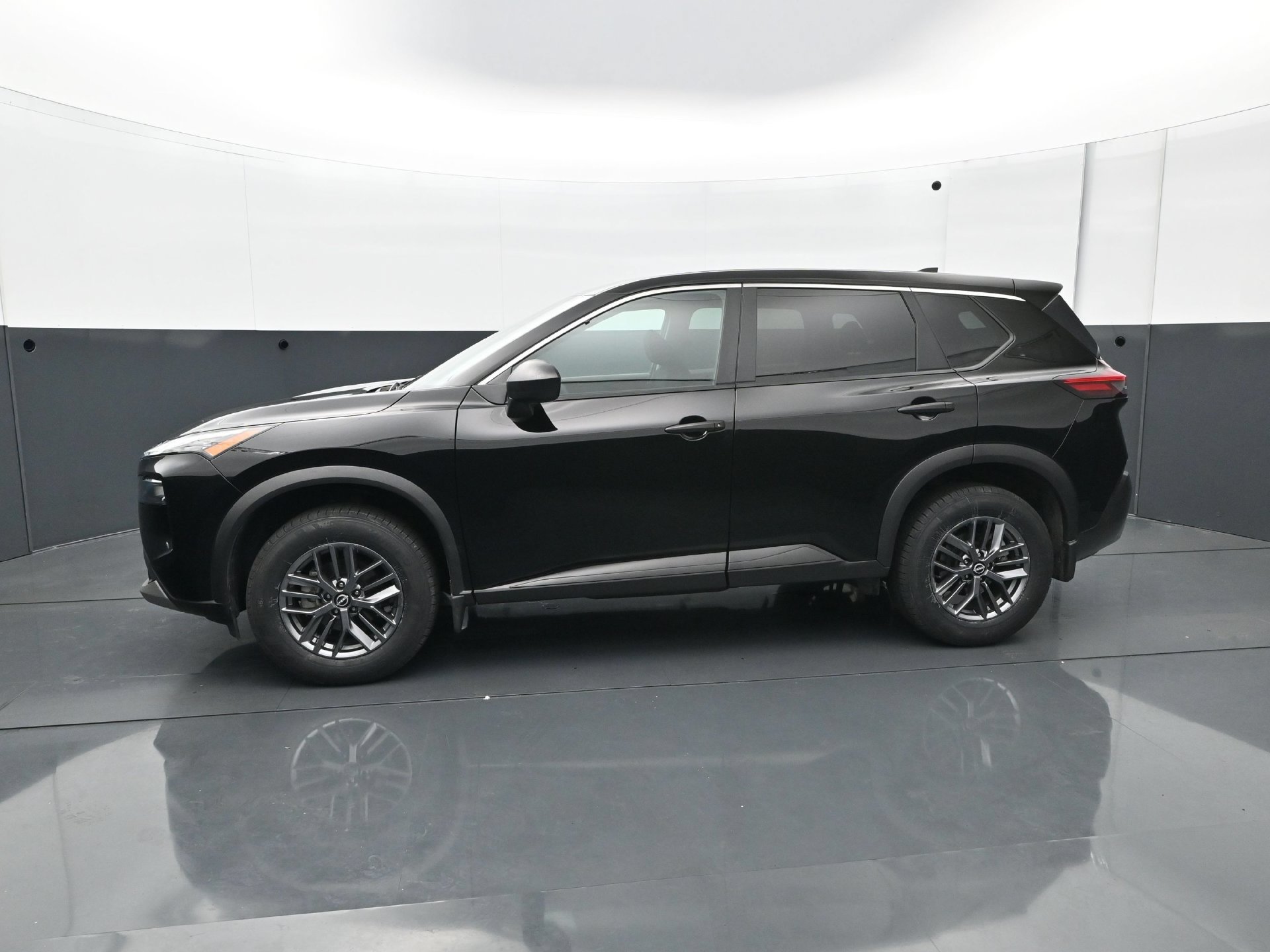 Used 2023 Nissan Rogue S AWD/4WD image 3