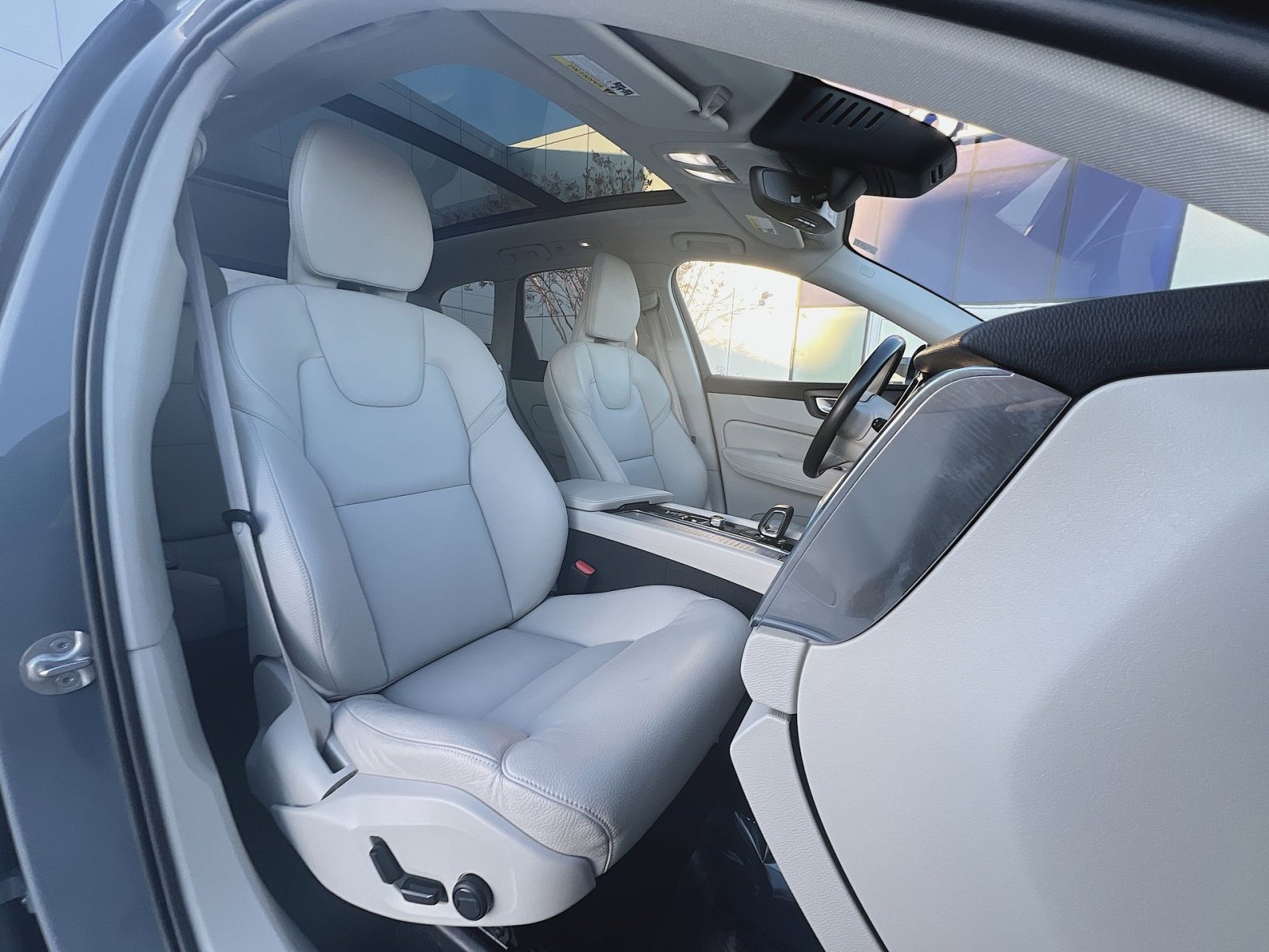 Used 2023 Volvo XC60 B5 Plus image 27