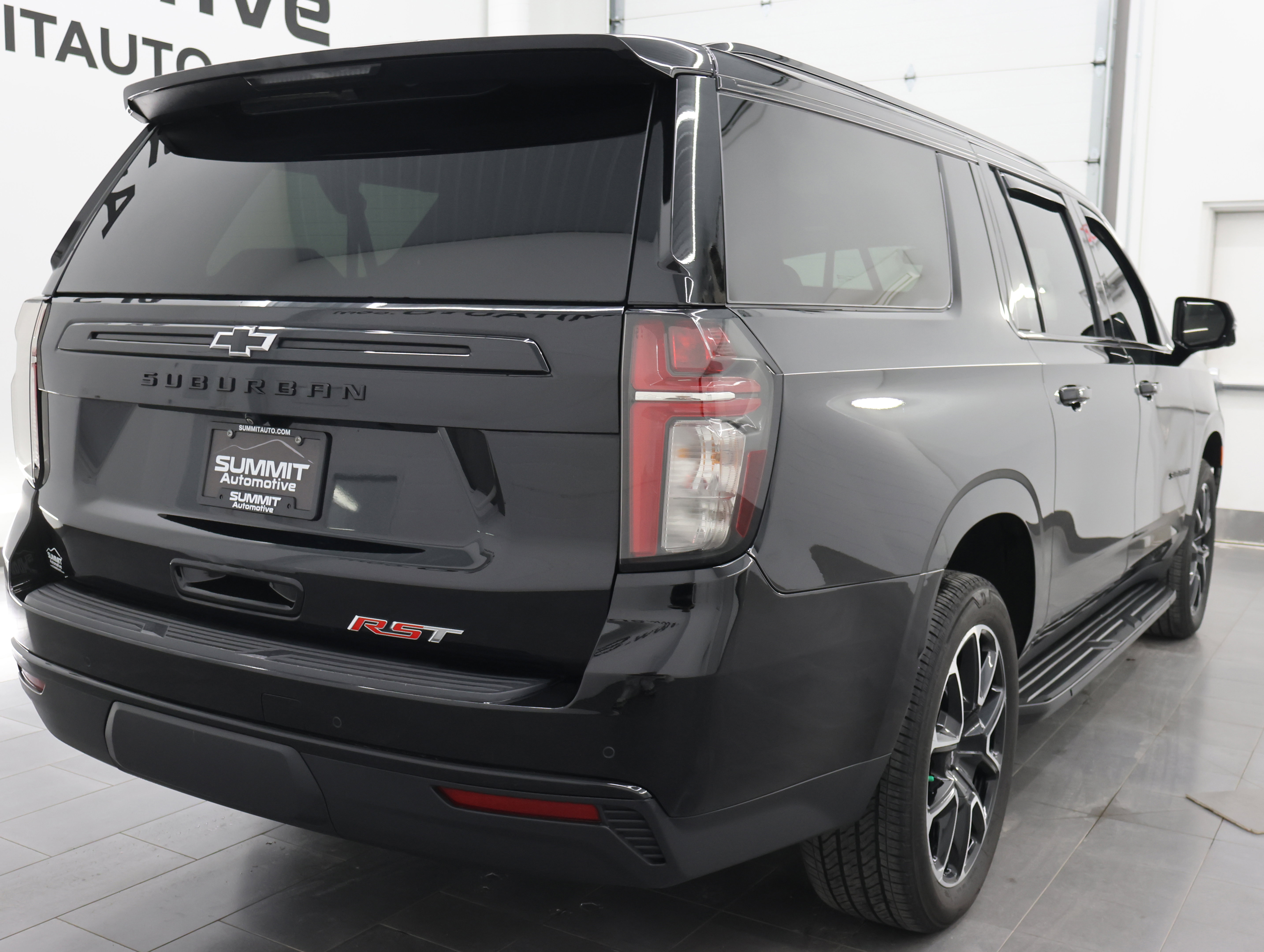 Used 2023 Chevrolet Suburban RST w/ Luxury Package AWD/4WD image 5