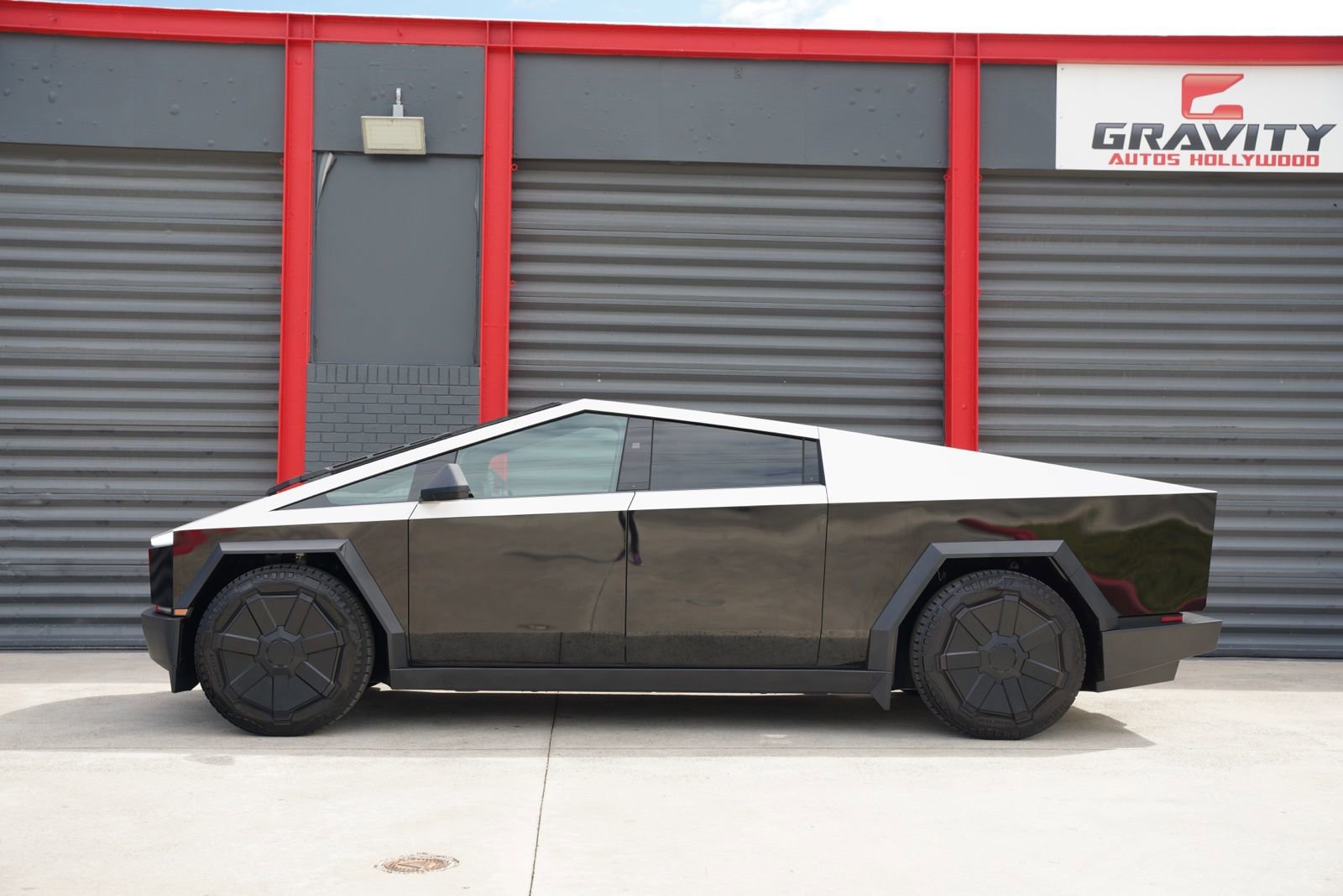 Used 2024 Tesla Cybertruck AWD Crew Cab image 10