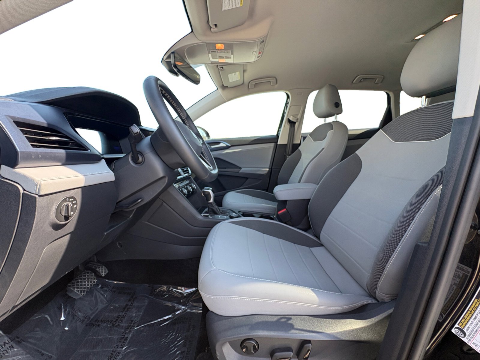 Used 2024 Volkswagen Taos SE image 2