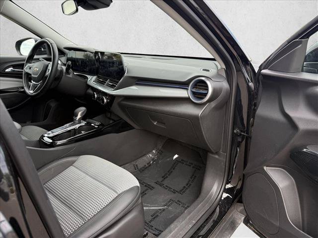Used 2025 Chevrolet Trax LT w/ LT Convenience Package FWD image 12