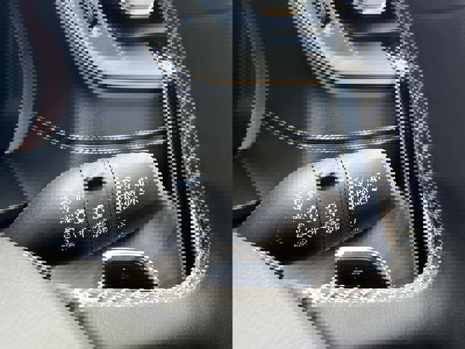 Used 2023 Jeep Grand Cherokee L Limited w/ Luxury Tech Group II image 18