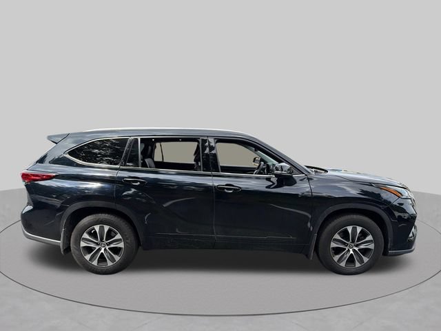 Used 2022 Toyota Highlander XLE AWD/4WD image 2