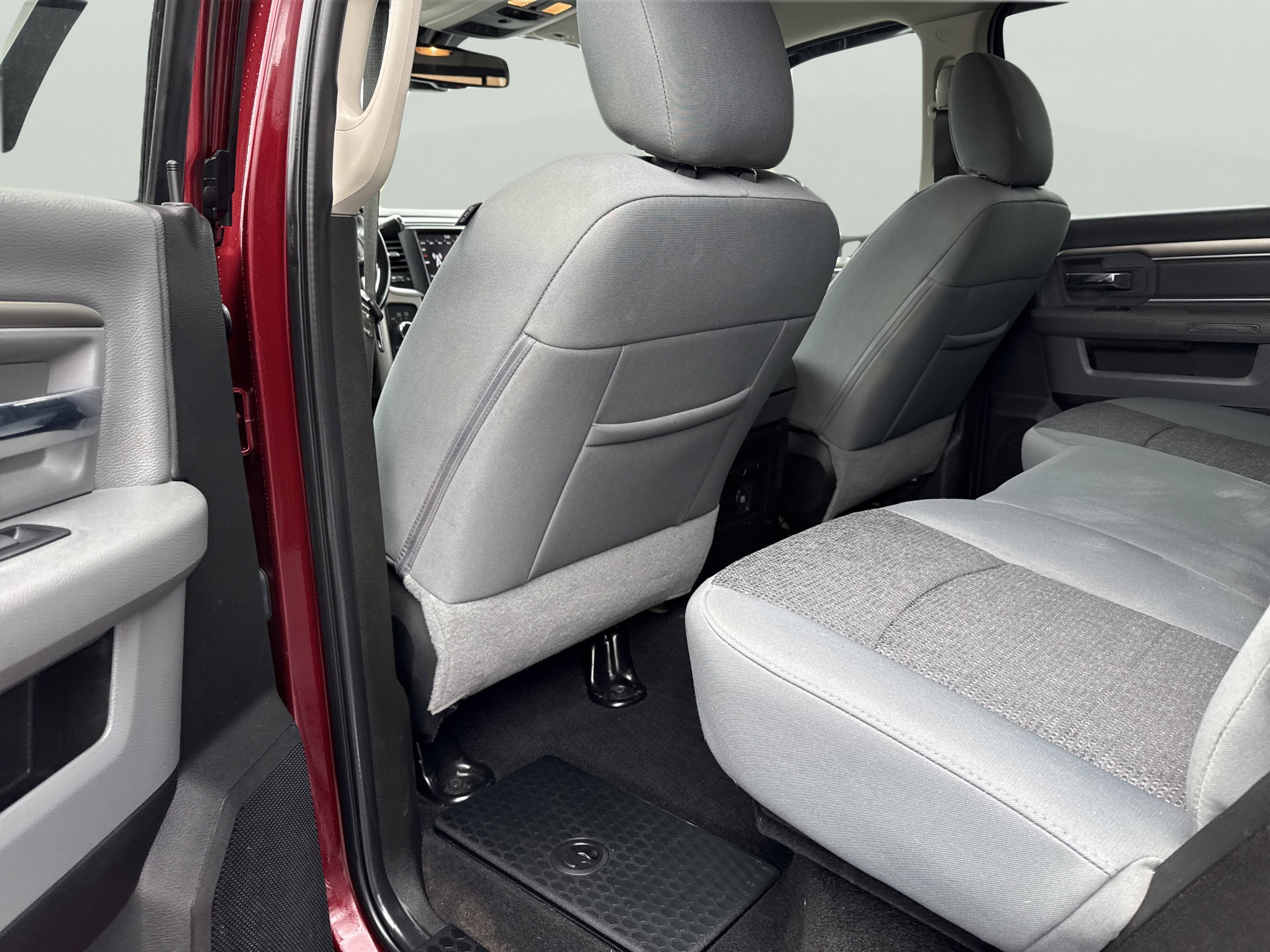 Used 2018 RAM 3500 SLT w/ Luxury Group AWD/4WD image 9