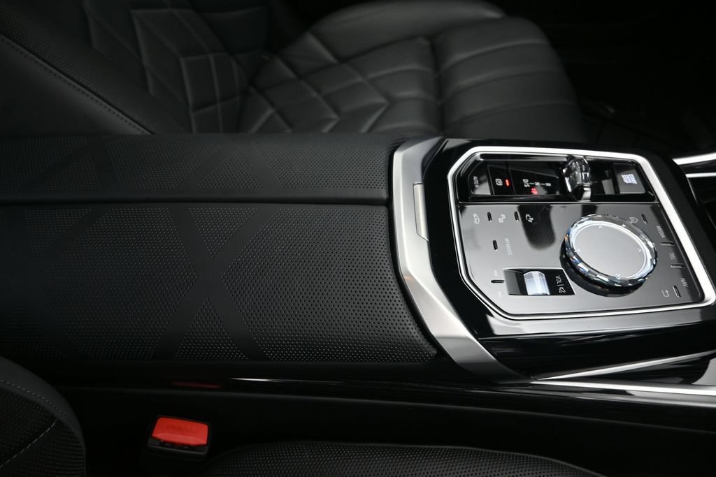 Certified 2026 BMW 740i w/ Executive Package RWD image 27