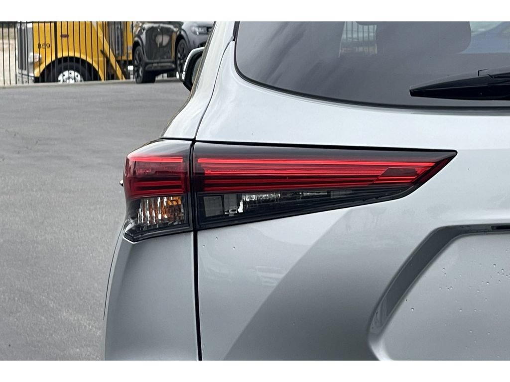 Used 2021 Toyota Highlander LE FWD image 15