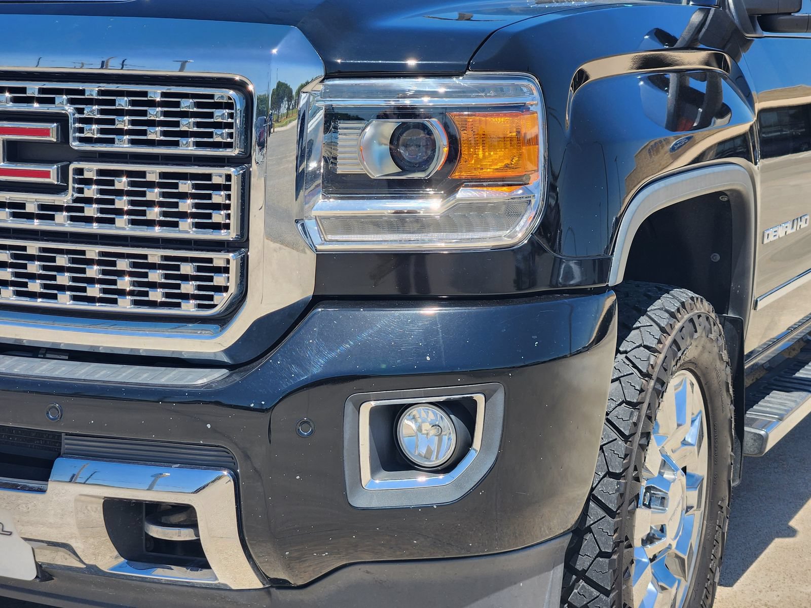 Used 2018 GMC Sierra 2500 Denali w/ Duramax Plus Package AWD/4WD image 10
