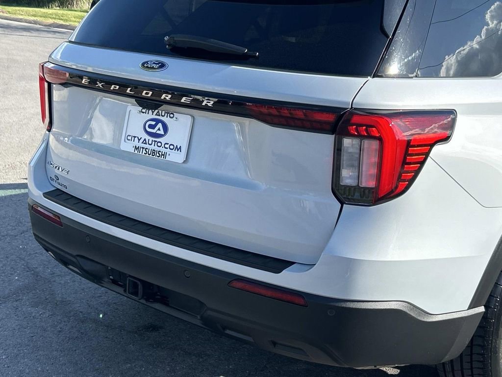 Used 2025 Ford Explorer Active image 12
