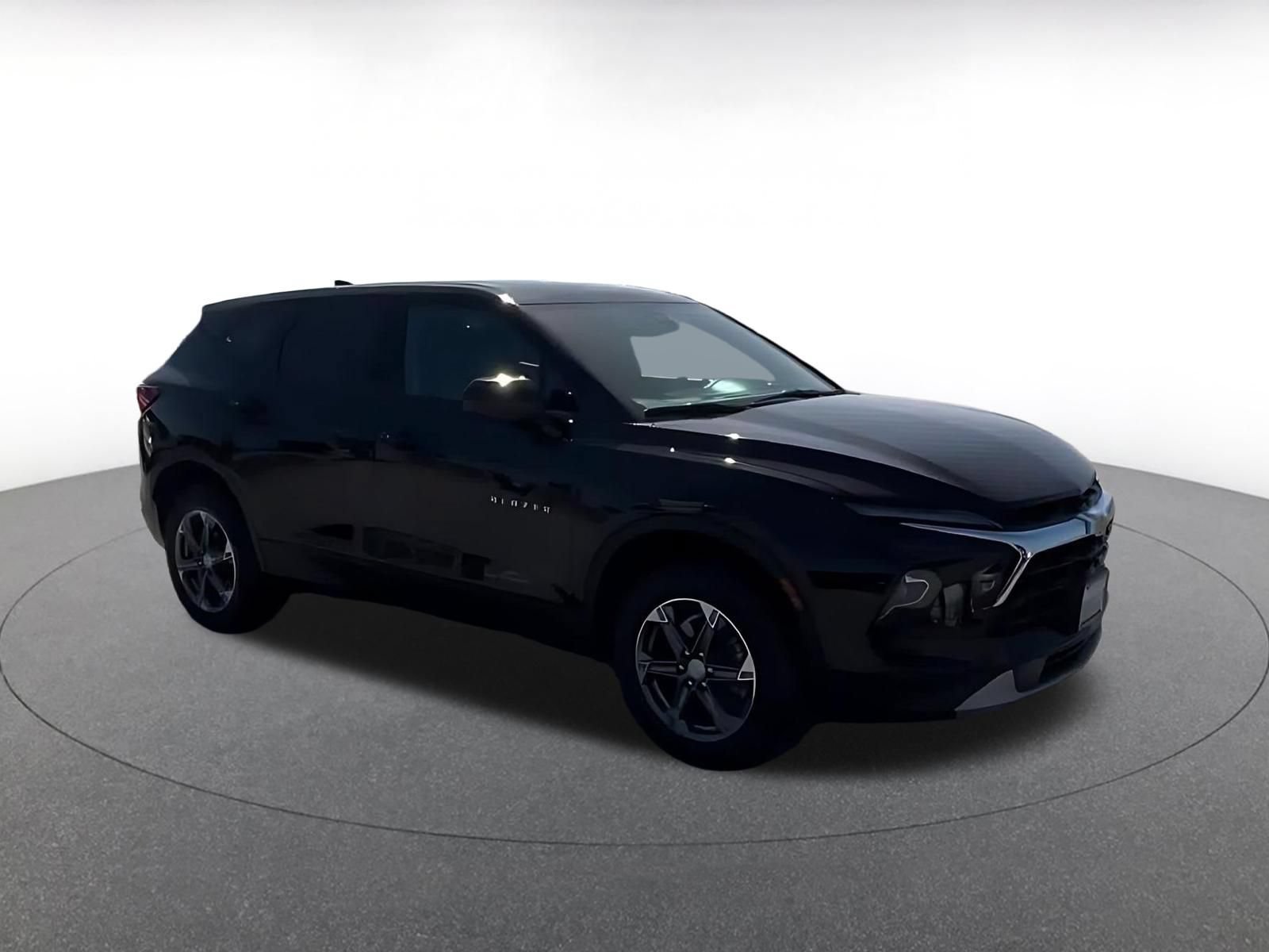 Used 2026 Chevrolet Blazer LT FWD image 2