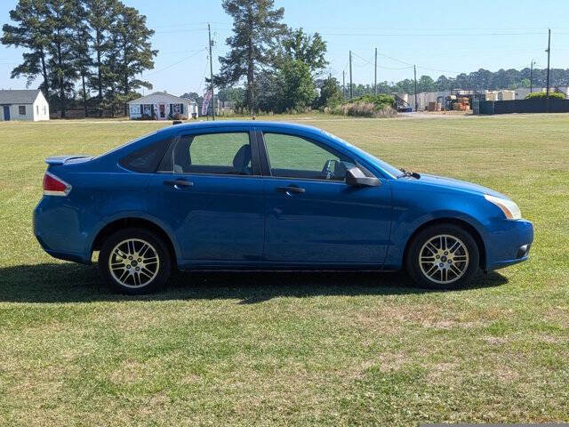 Used 2010 Ford Focus SE FWD image 2