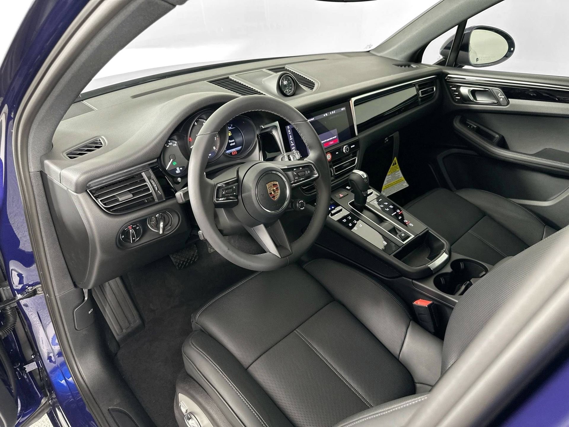 Certified 2026 Porsche Macan image 4