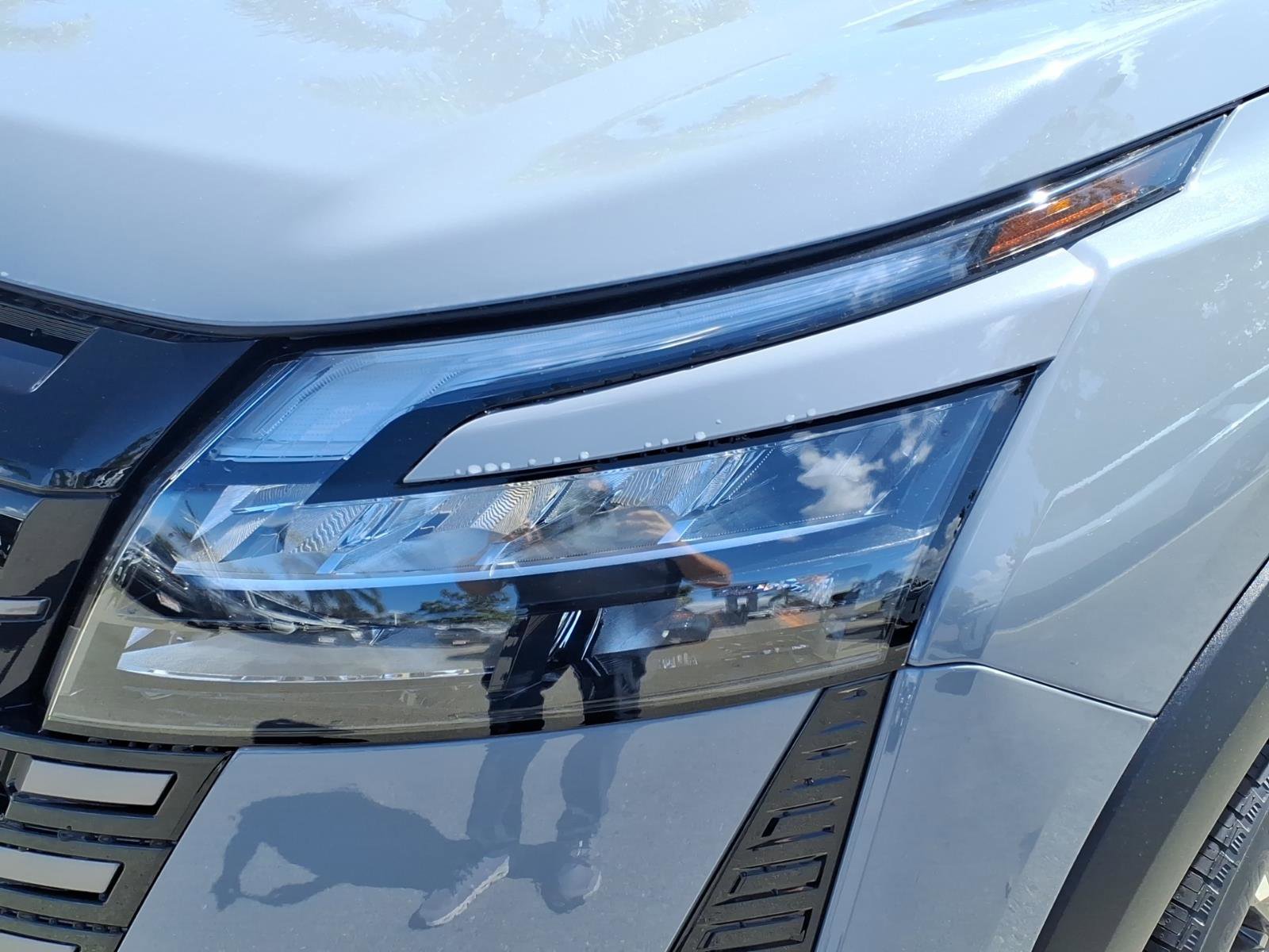 New 2026 Nissan Pathfinder Platinum FWD image 2
