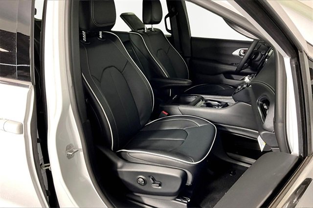 New 2026 Chrysler Pacifica Limited image 12