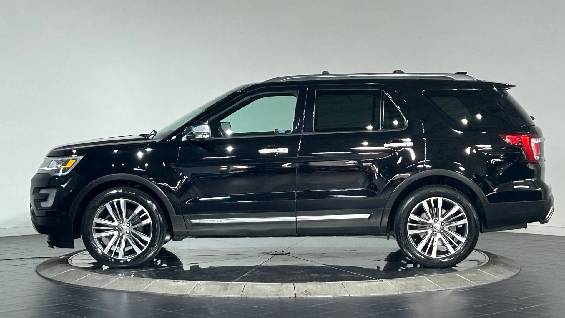 Used 2017 Ford Explorer Platinum AWD/4WD image 6