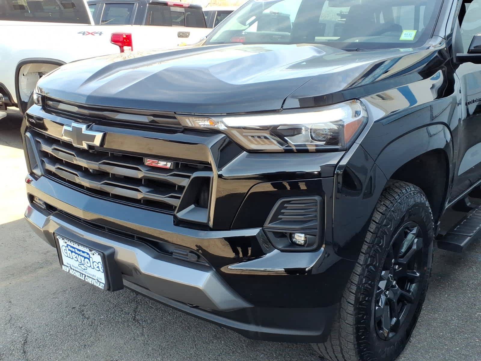 Certified 2025 Chevrolet Colorado Z71 w/ Midnight Edition AWD/4WD image 7