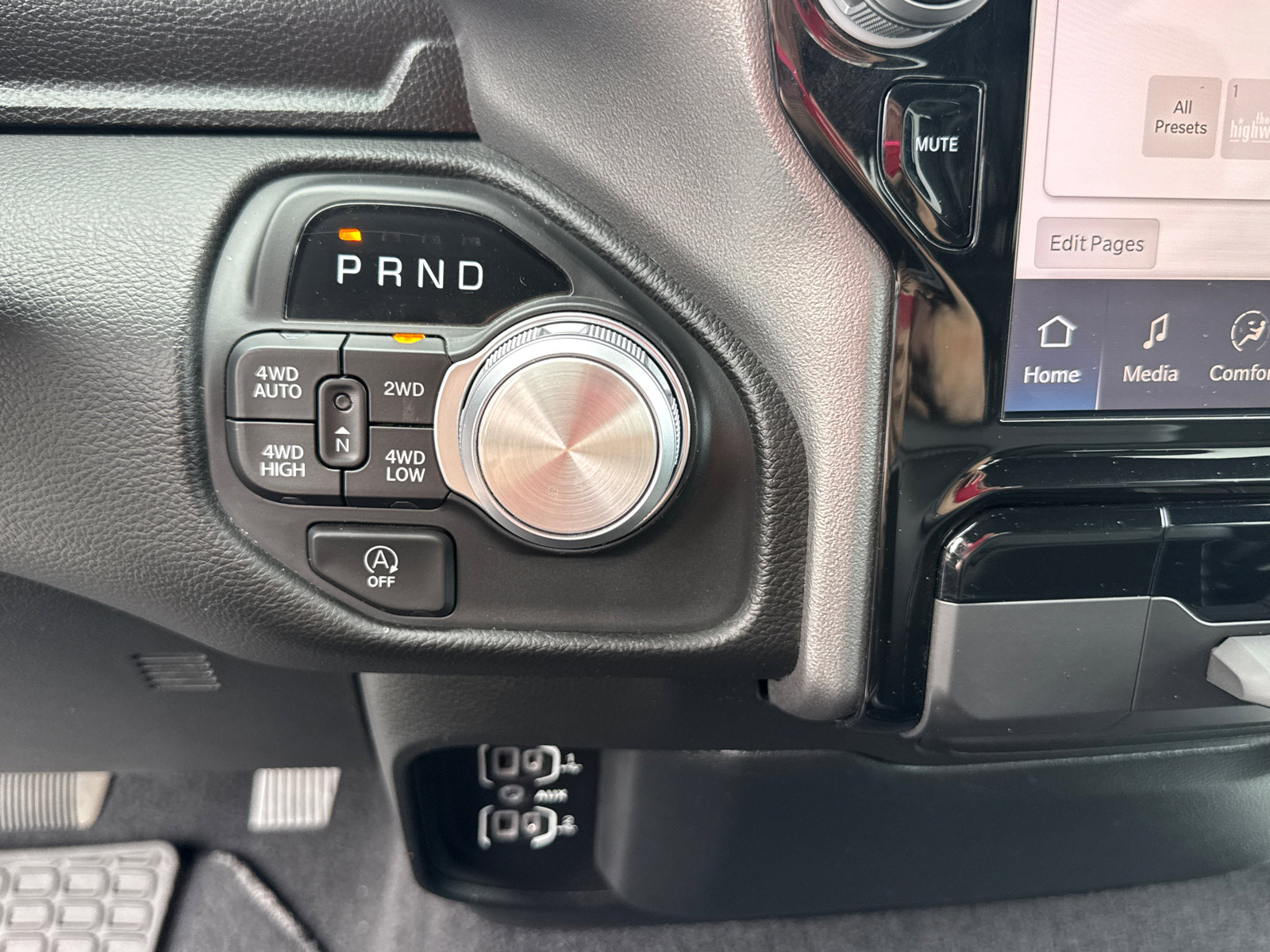 Used 2025 RAM 1500 Laramie AWD/4WD image 15