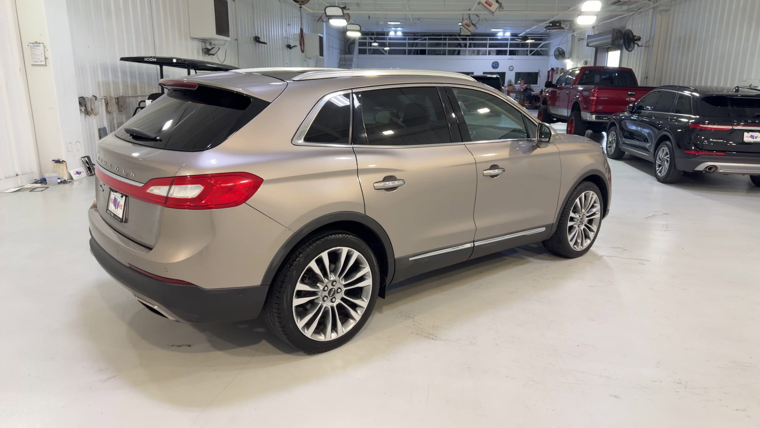 Used 2018 Lincoln MKX Reserve w/ Driver Assistance Package FWD image 9