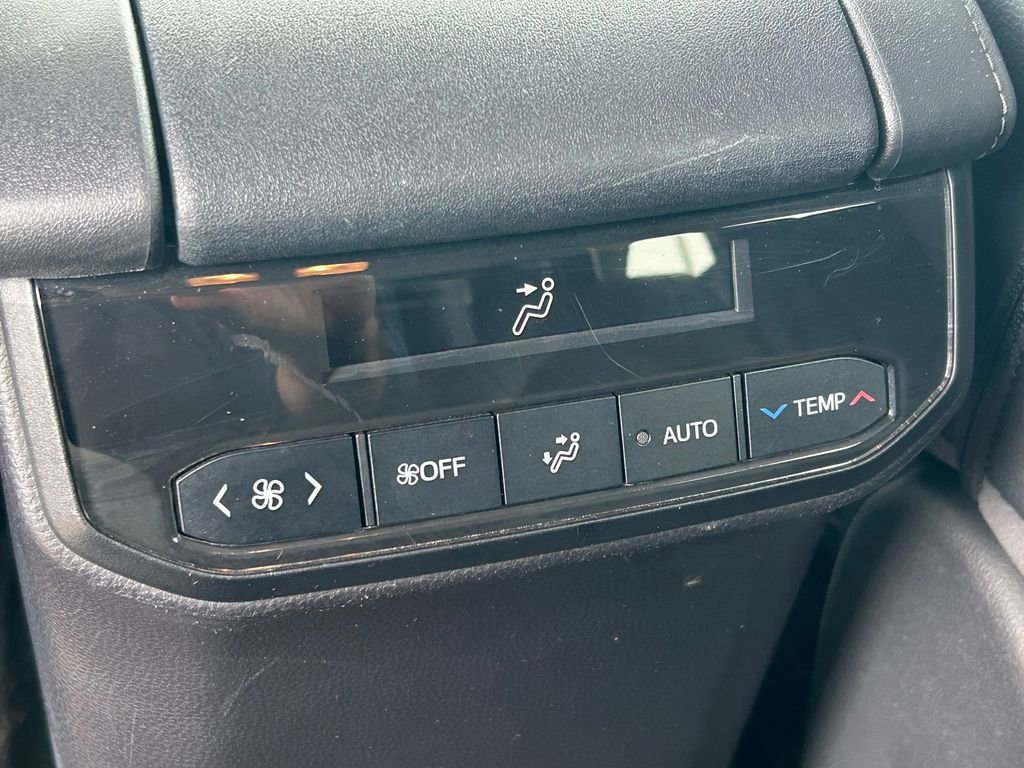Used 2020 Toyota Highlander XLE FWD image 24