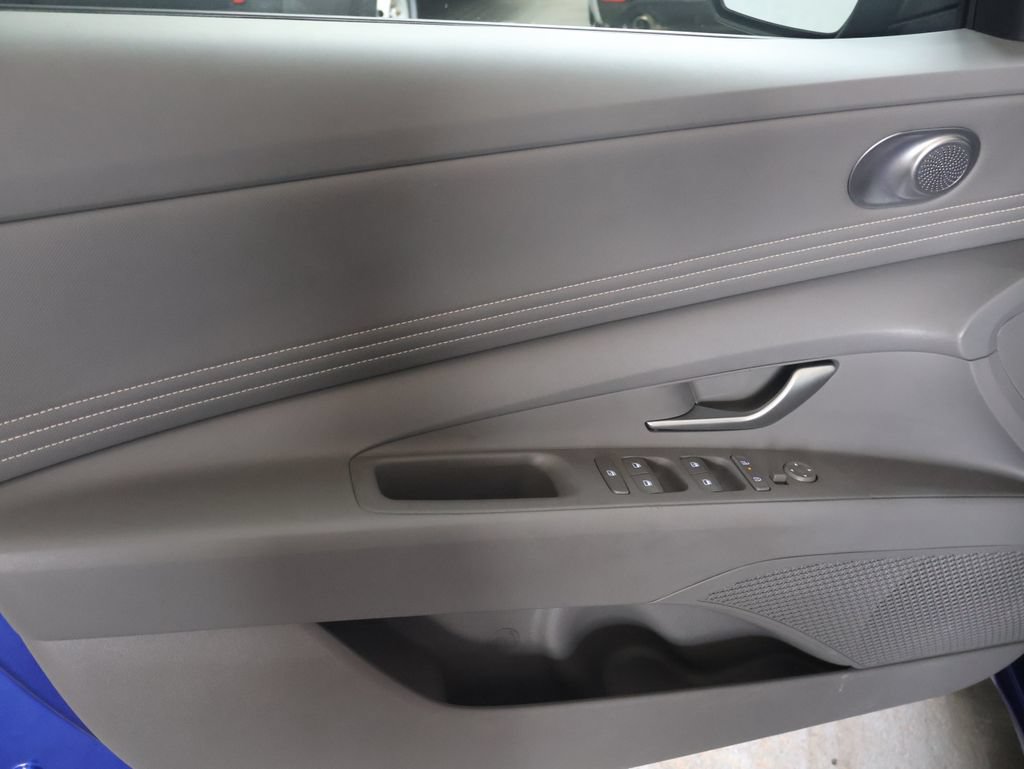 Used 2025 Hyundai Elantra SEL FWD image 15