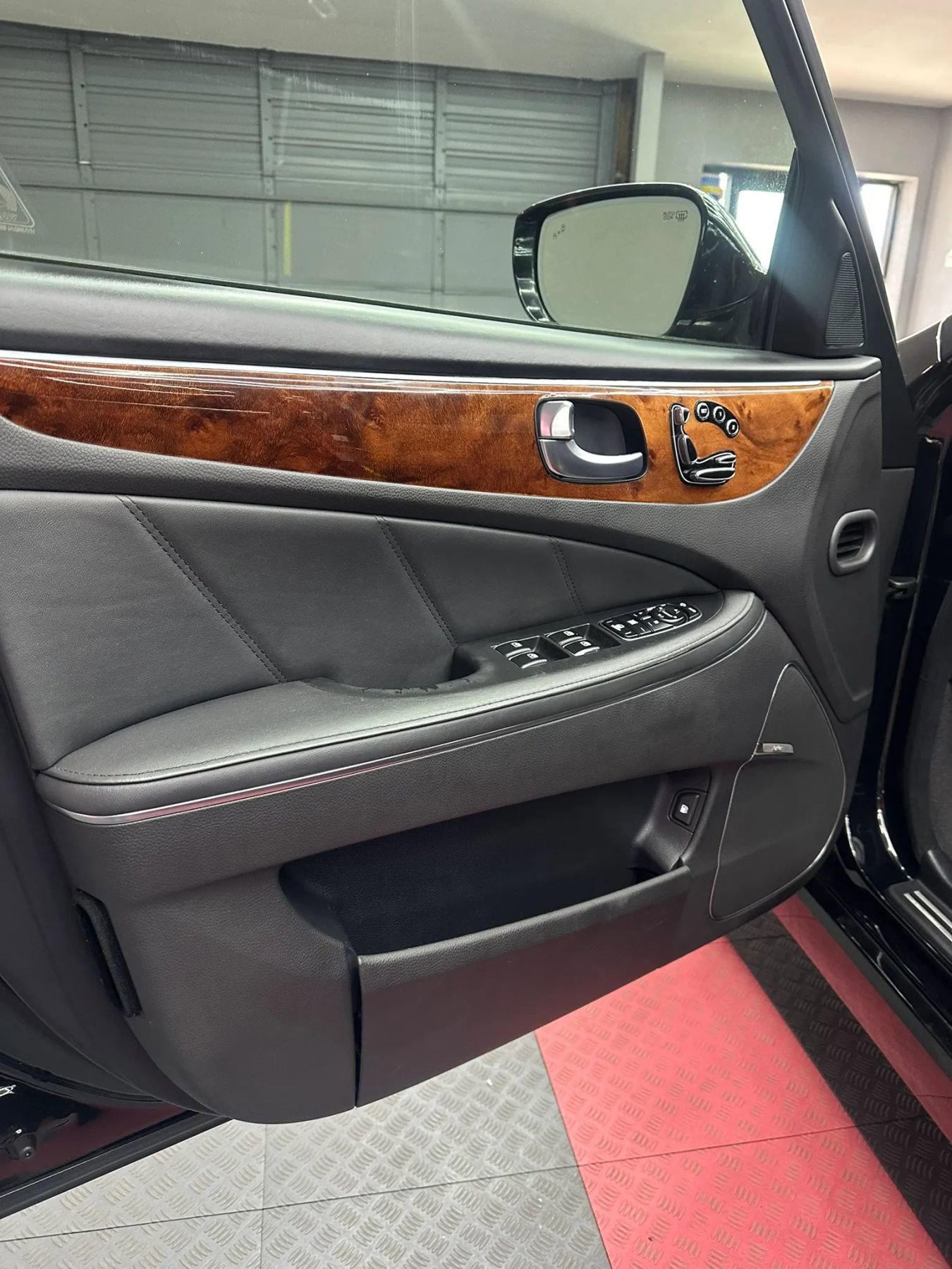 Used 2015 Hyundai Equus Signature RWD image 9